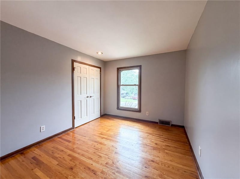 6916 Overland Dr, Kansas City, MO 64151