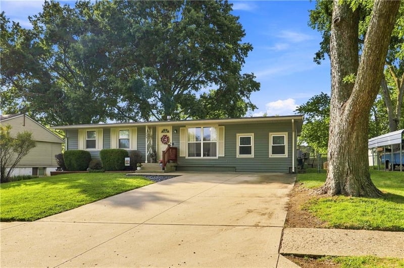 1044 Highland Dr, Liberty, MO 64068
