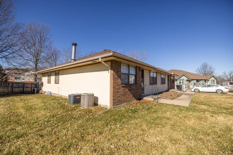 1700 - 1702 Swope Dr, Independence, MO 64057