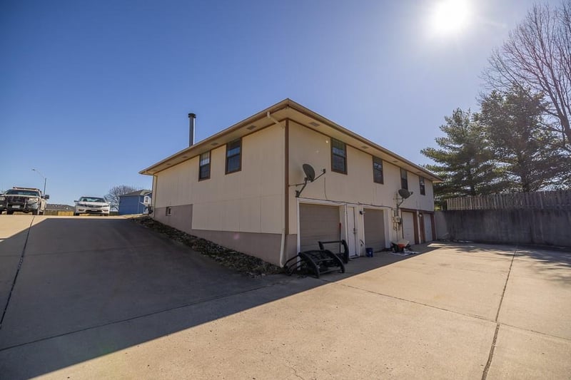 1700 - 1702 Swope Dr, Independence, MO 64057