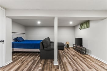 8216 NW Delta Dr, Kansas City, MO 64151