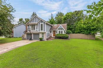 8216 NW Delta Dr, Kansas City, MO 64151