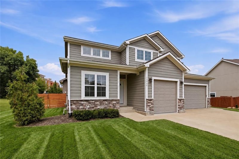 10906 115th St, Overland Park, KS 66210
