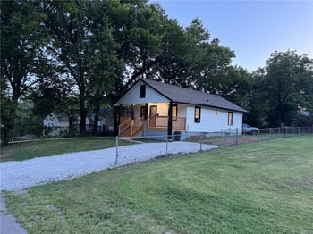 8320 Wabash Ave, Kansas City, MO 64132