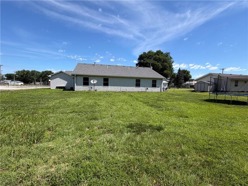12041206 Vermont St, Elwood, KS 66024