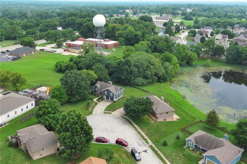 906 Fairview Cir, Pleasant Hill, MO 64080