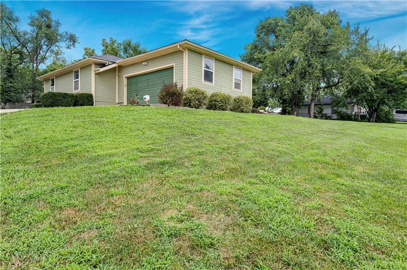 13710 Barber Ave, Bonner Springs, KS 66012