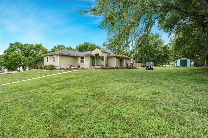 13710 Barber Ave, Bonner Springs, KS 66012
