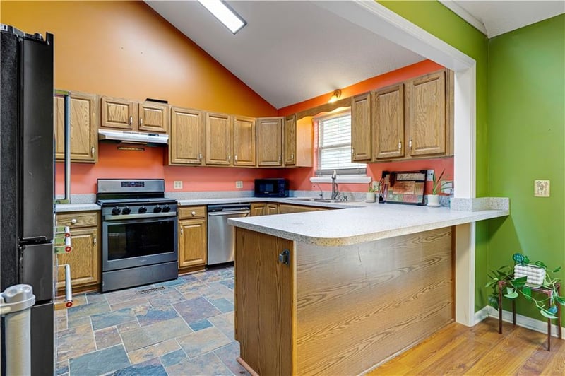 13710 Barber Ave, Bonner Springs, KS 66012