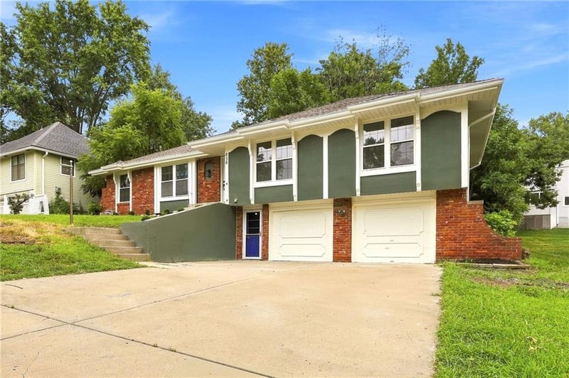 838 69 Th Pl, Kansas City, MO 64118