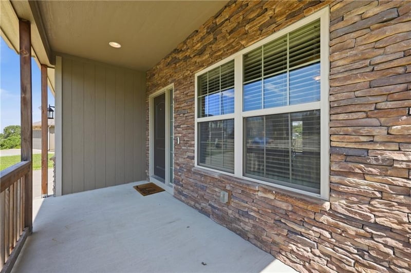 408 Sunflower Dr, Raymore, MO 64083