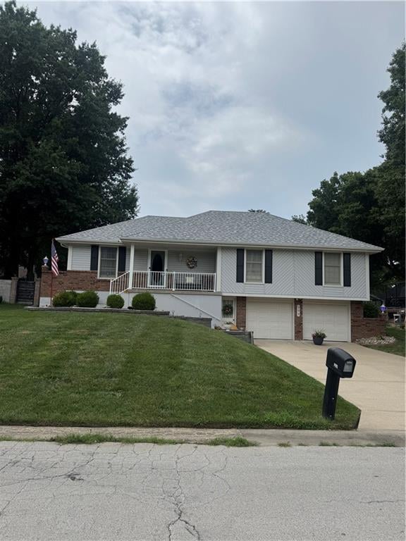 304 Colony Dr, Lee's Summit, MO 64063