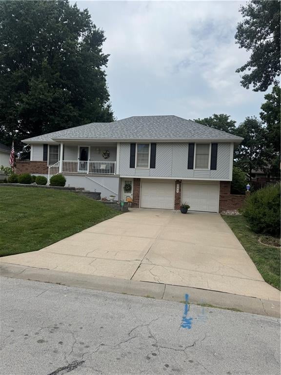 304 Colony Dr, Lee's Summit, MO 64063