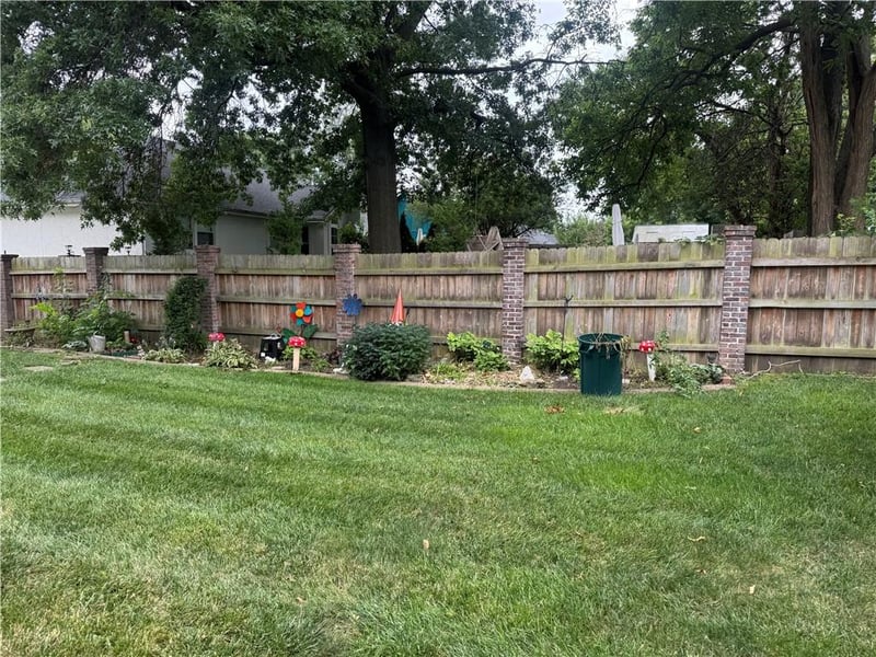 304 Colony Dr, Lee's Summit, MO 64063