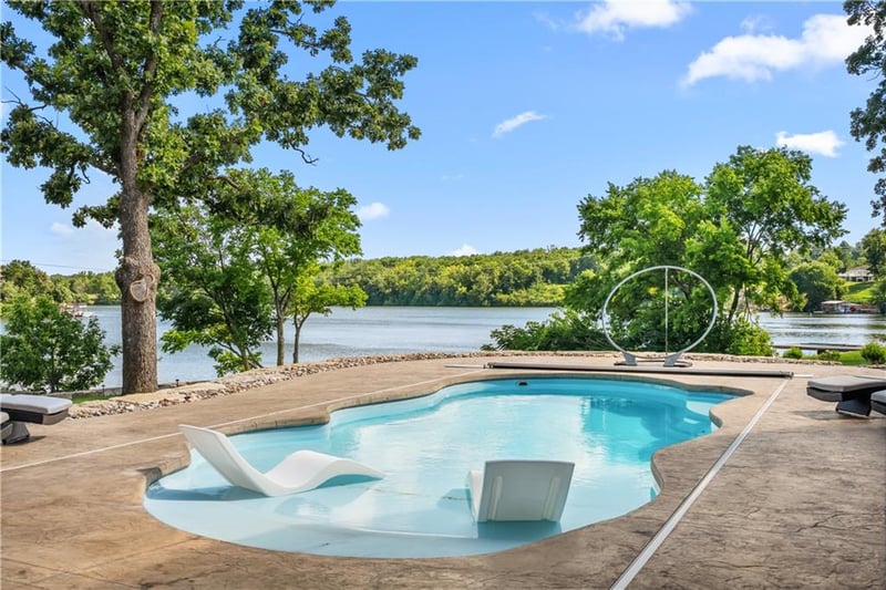 1647 Ozark Dr, Lee's Summit, MO 64086