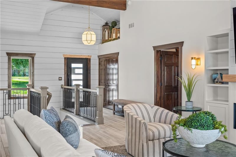 1647 Ozark Dr, Lee's Summit, MO 64086
