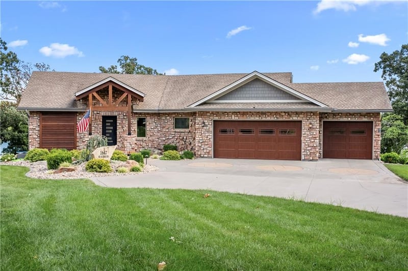 1647 Ozark Dr, Lee's Summit, MO 64086