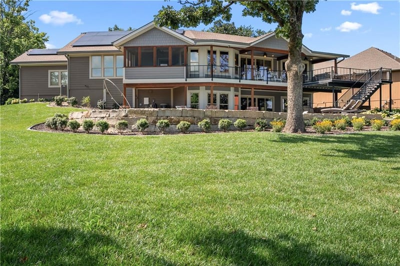1647 Ozark Dr, Lee's Summit, MO 64086