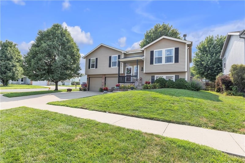 2210 Meadow Trl, St Joseph, MO 64503