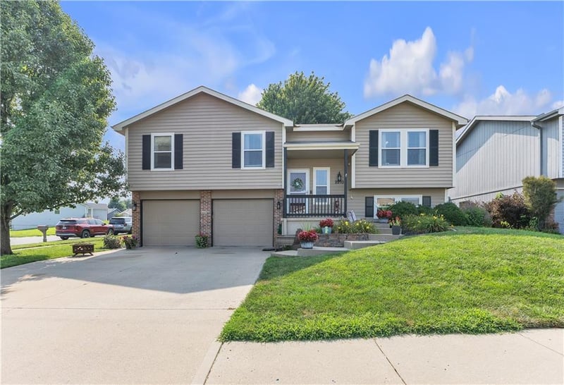 2210 Meadow Trl, St Joseph, MO 64503
