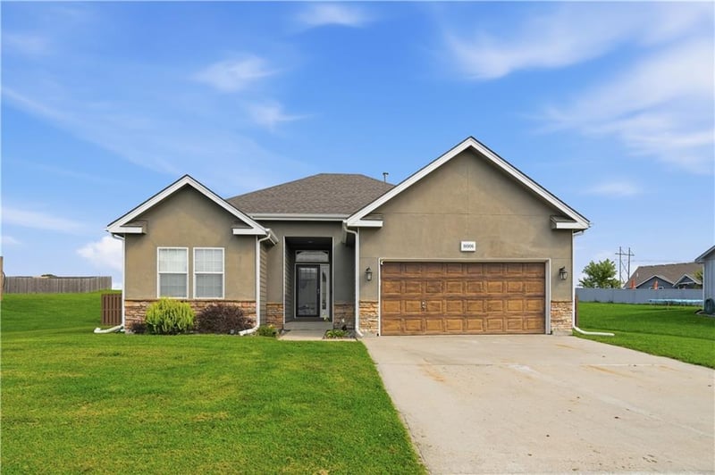 16906 Tucker Ct, Basehor, KS 66007