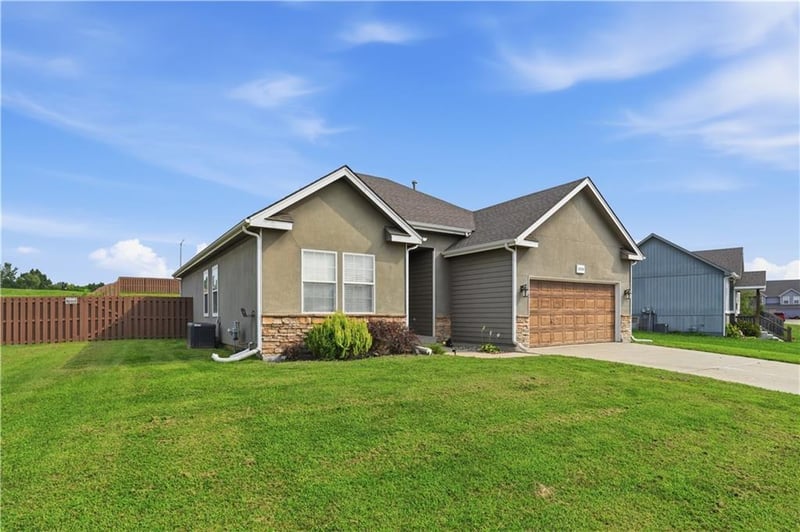 16906 Tucker Ct, Basehor, KS 66007