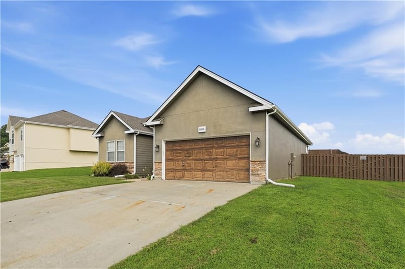 16906 Tucker Ct, Basehor, KS 66007