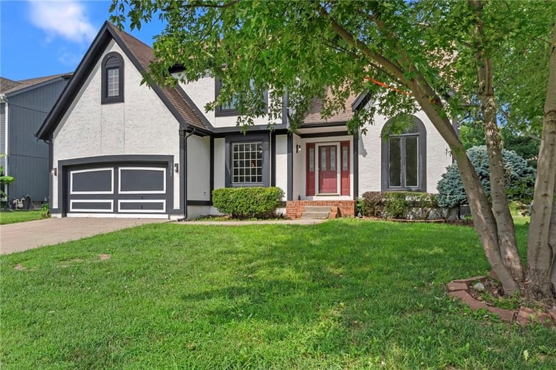 1361 Hunter Dr, Olathe, KS 66062