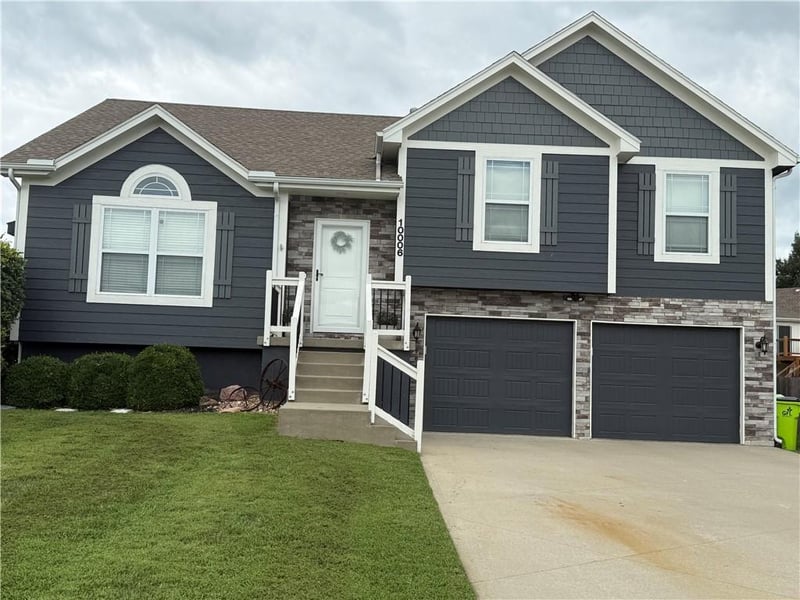 10006 212th St, Peculiar, MO 64078