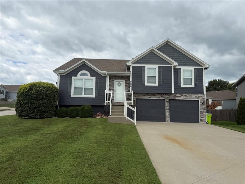 10006 212th St, Peculiar, MO 64078