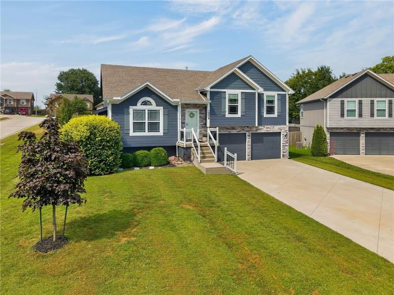 10006 E 212th St, Peculiar, MO 64078
