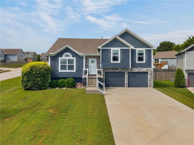 10006 E 212th St, Peculiar, MO 64078