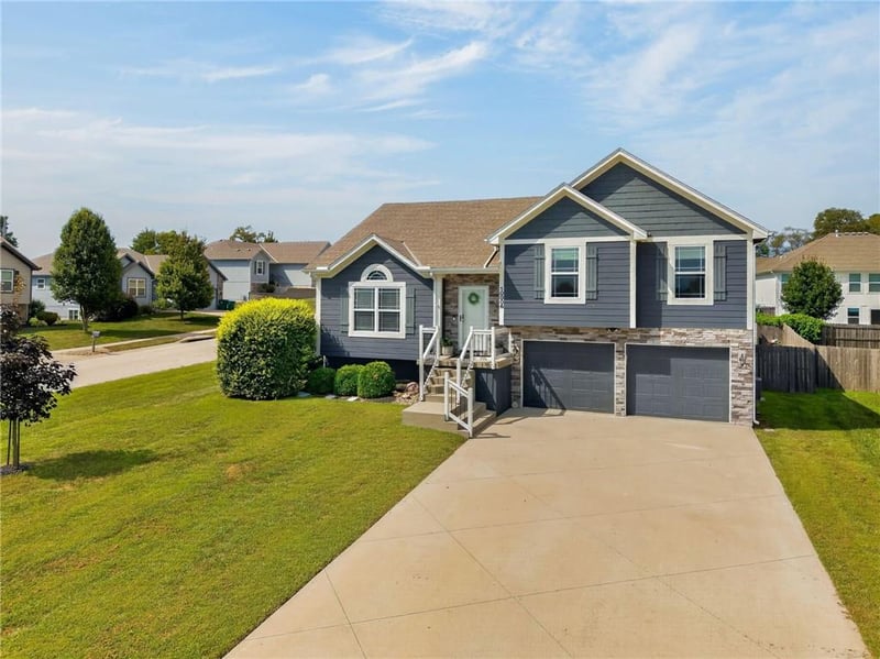 10006 E 212th St, Peculiar, MO 64078