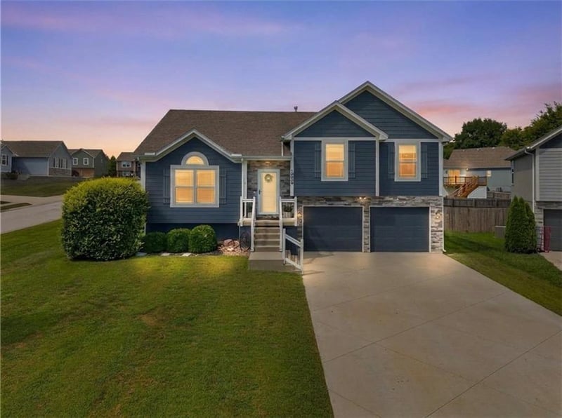 10006 E 212th St, Peculiar, MO 64078