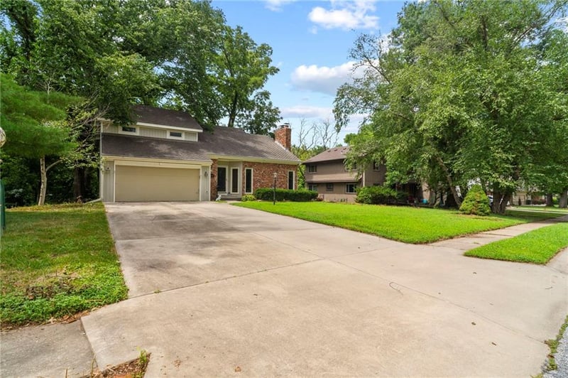 3144 Lakeview Cir, Leavenworth, KS 66048