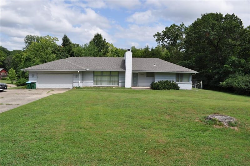 7515 Lake Rd, Platte Woods, MO 64151