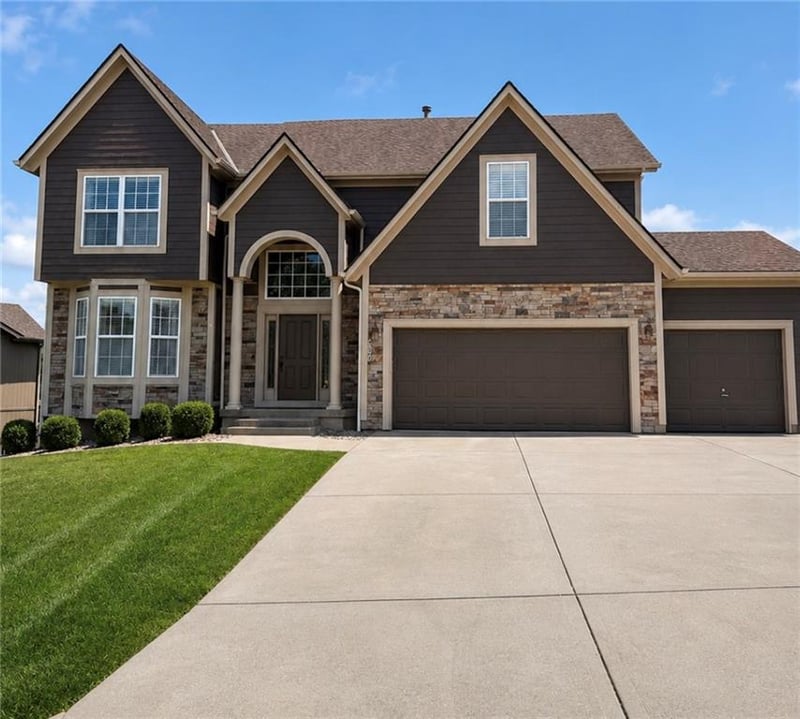 2221 Hawk View Rd, Lee's Summit, MO 64082