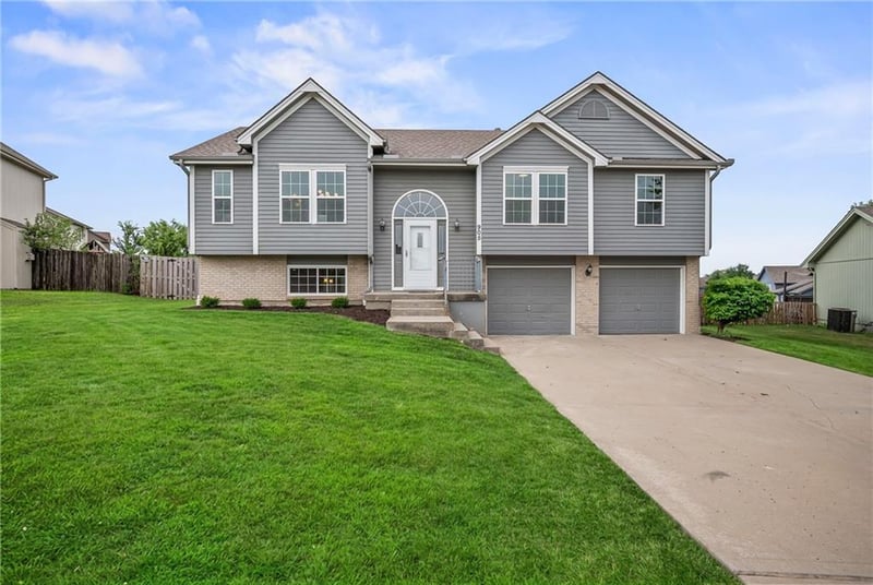 905 112th Ter, Kansas City, MO 64155