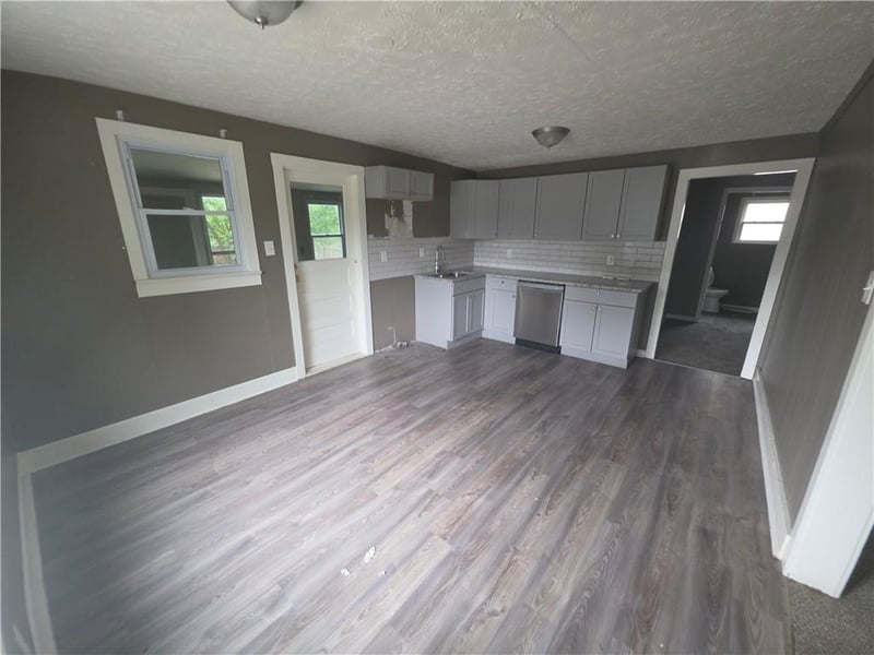 120 6th St, Tonganoxie, KS 66086