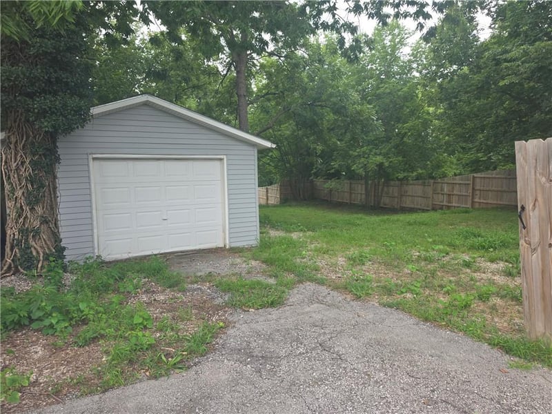 120 6th St, Tonganoxie, KS 66086