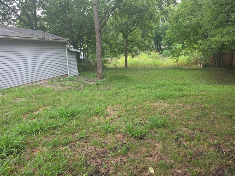 120 6th St, Tonganoxie, KS 66086