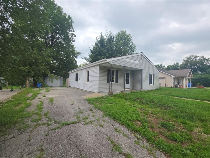 120 6th St, Tonganoxie, KS 66086