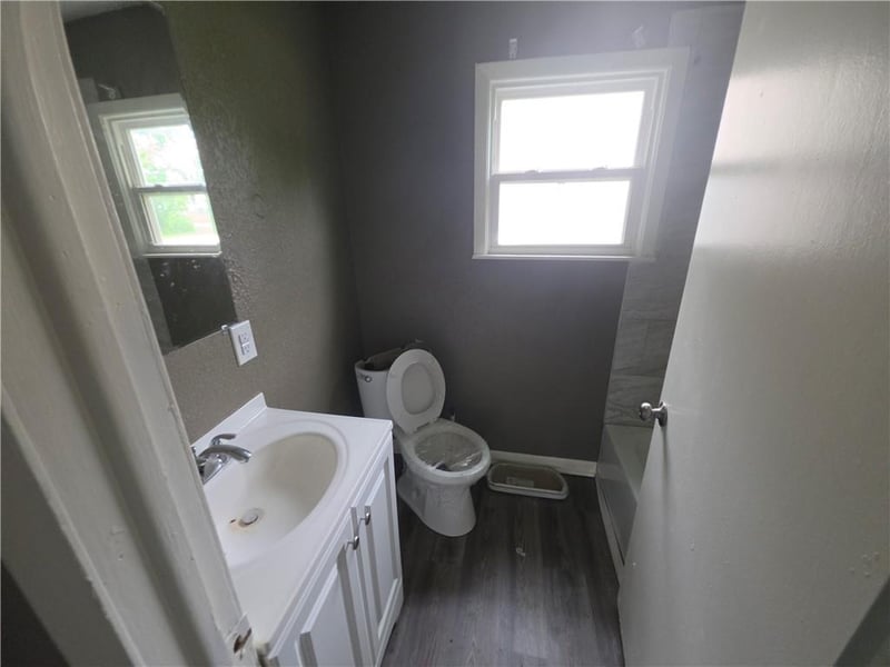 120 6th St, Tonganoxie, KS 66086