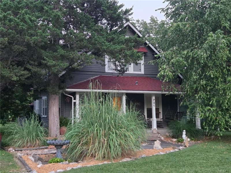 721 Broadway St, La Cygne, KS 66040