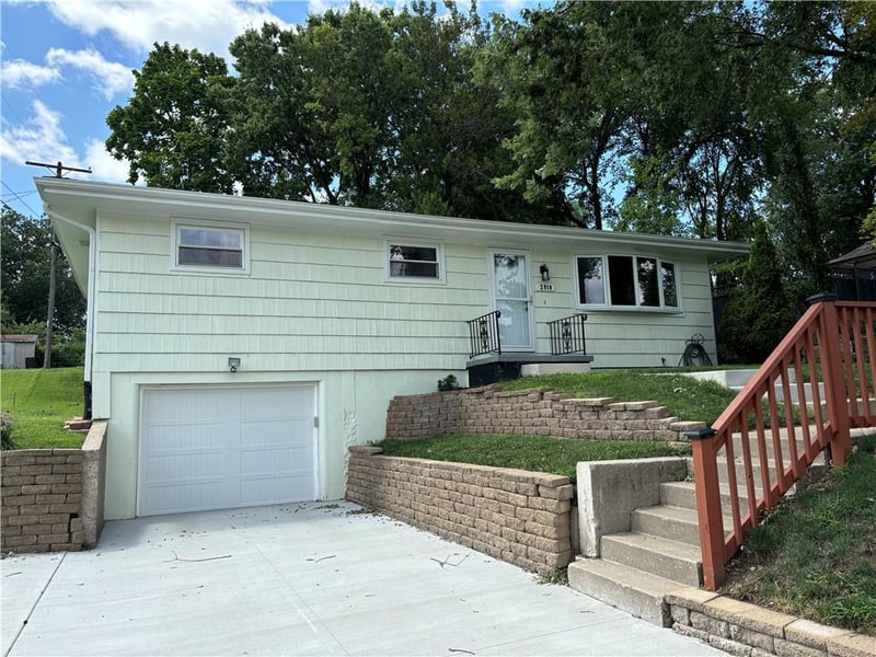 2910 32nd St, St Joseph, MO 64596