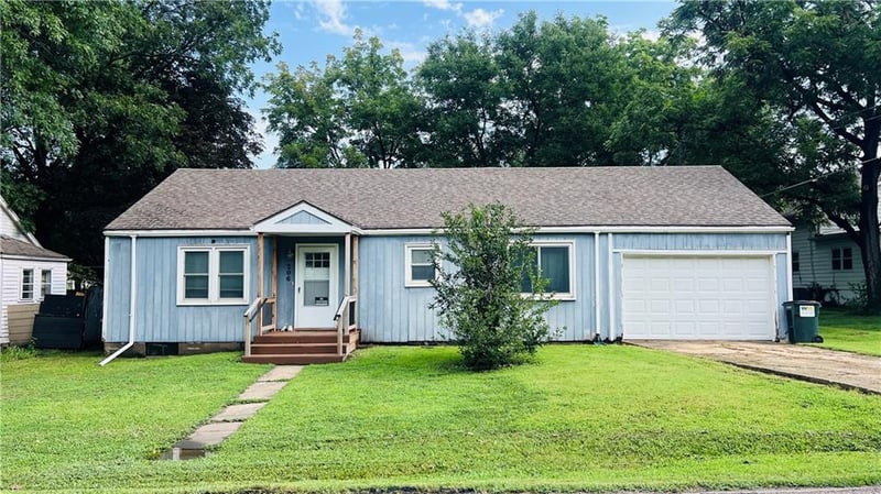 206 5th St, Louisburg, KS 66053