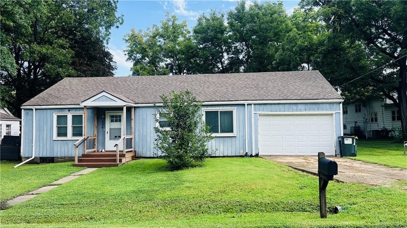 206 5th St, Louisburg, KS 66053