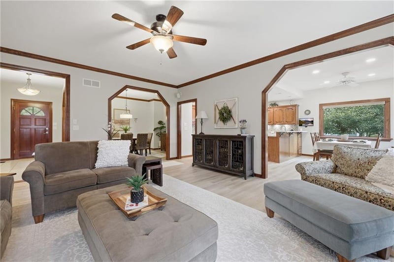 312 SE Alexandria Dr, Lee's Summit, MO 64063