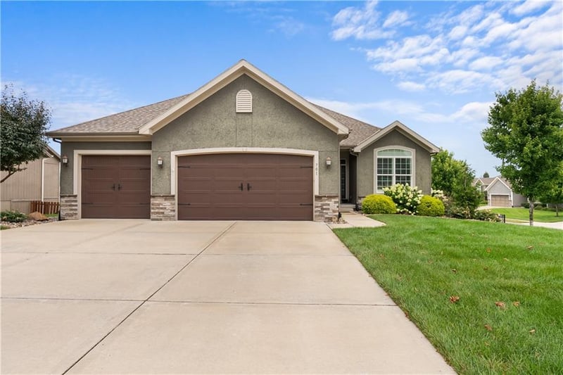 701 Elizabeth St, Blue Springs, MO 64015