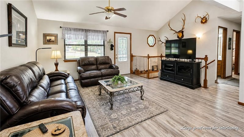 26019 Sharon Ln, Warsaw, MO 65355